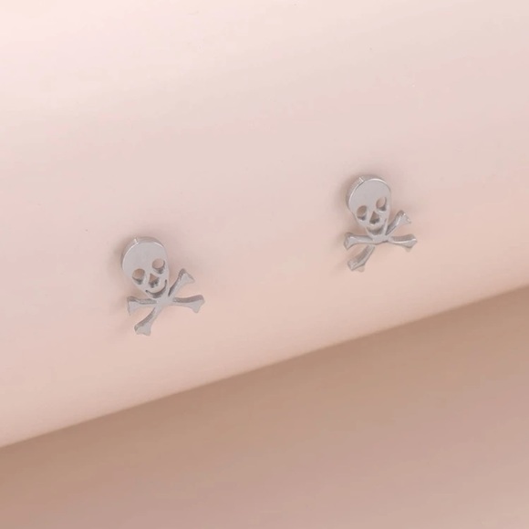 ☠️ Dainty Metallic Skeleton Skull Crossbones Stud Earrings ☠️ - Picture 1 of 3